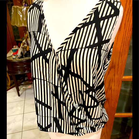 Black and white Agaci blouse with a beautiful ba k and beautiful front as well - Picture 2 of 6